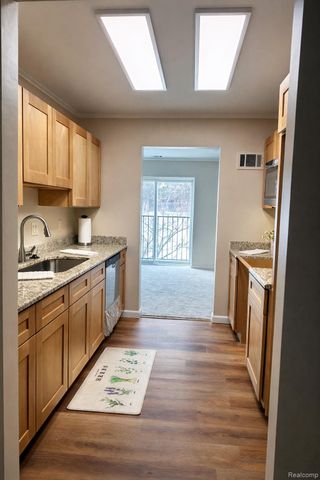 18059 University Park Drive 39, Livonia, MI 48152