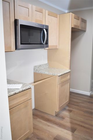 18059 University Park Drive 39, Livonia, MI 48152