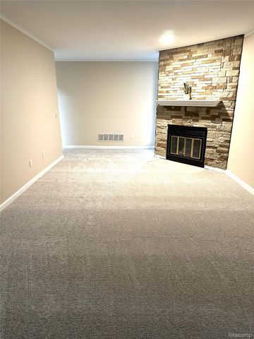 18059 University Park Drive 39, Livonia, MI 48152