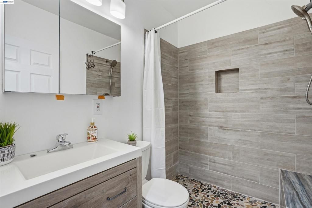 Image 19 of property listing at 3910 Oak Hill Rd, Oakland, CA 94605