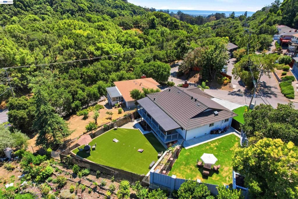 Image 4 of property listing at 3910 Oak Hill Rd, Oakland, CA 94605