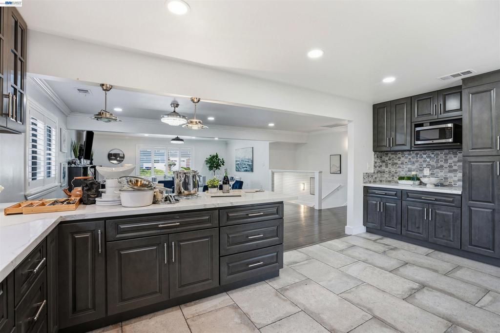 Image 8 of property listing at 3910 Oak Hill Rd, Oakland, CA 94605