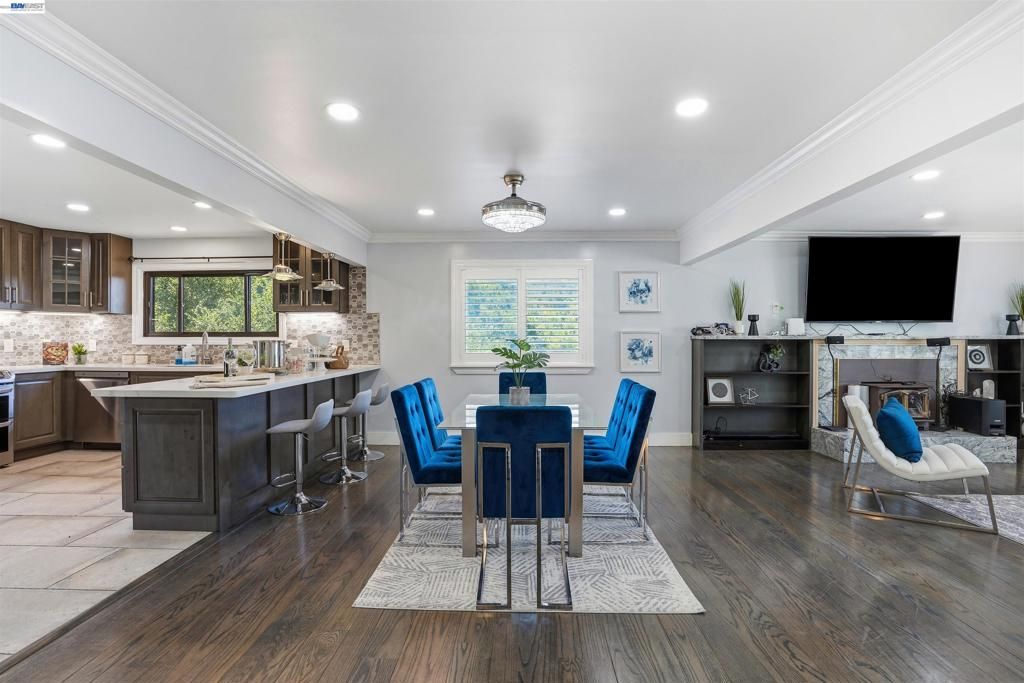 Image 9 of property listing at 3910 Oak Hill Rd, Oakland, CA 94605