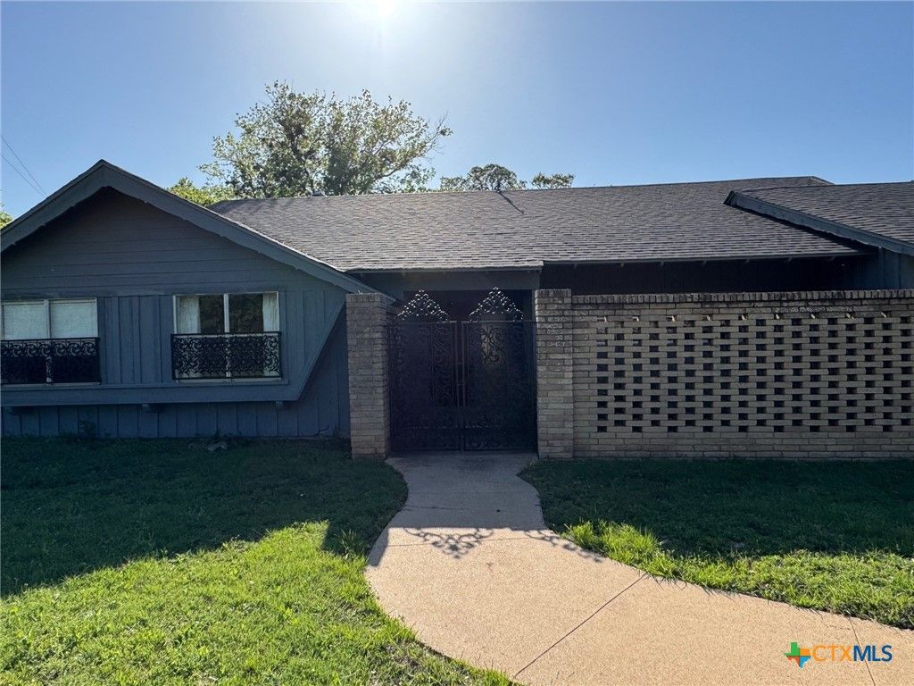 703 N Lovers Lane, Gatesville, TX 76528