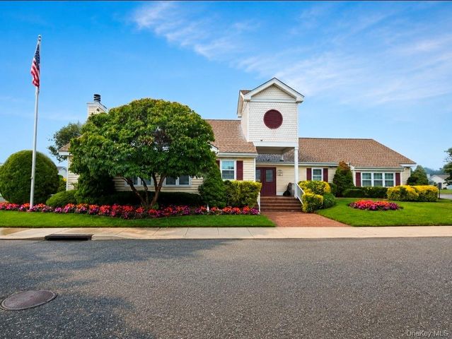 7 Daria Drive, Oakdale, NY 11769