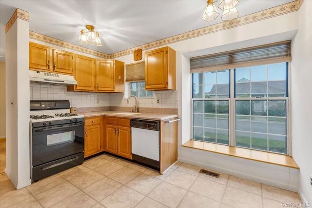 7 Daria Drive, Oakdale, NY 11769