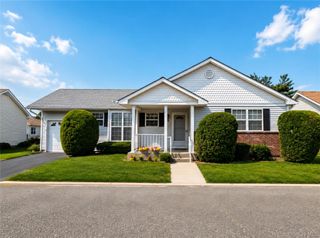 7 Daria Drive, Oakdale, NY 11769