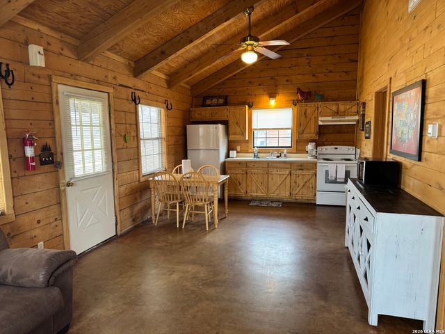 110 Red Wright Rd, Leakey, TX 78873