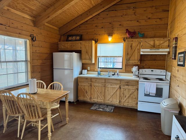 110 Red Wright Rd, Leakey, TX 78873