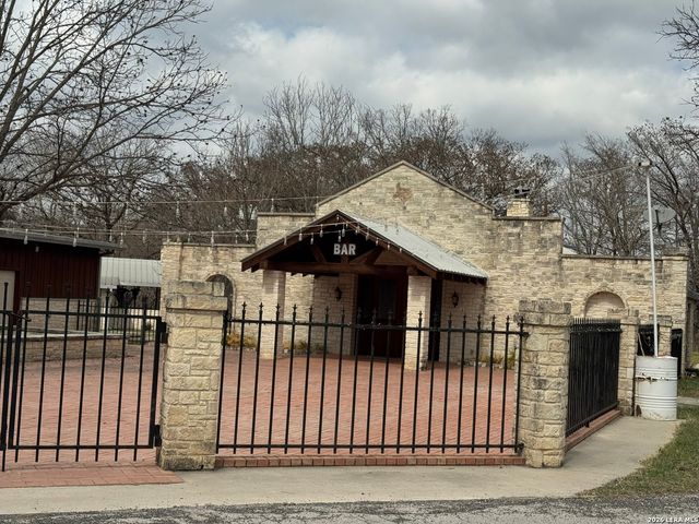 110 Red Wright Rd, Leakey, TX 78873