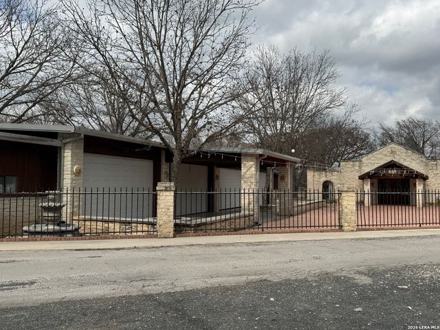 110 Red Wright Rd, Leakey, TX 78873