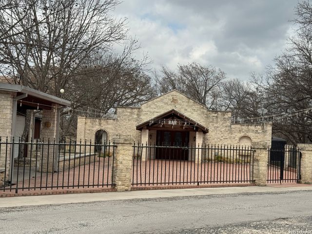 110 Red Wright Rd, Leakey, TX 78873