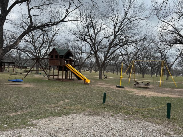 110 Red Wright Rd, Leakey, TX 78873