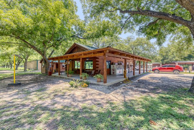 110 Red Wright Rd, Leakey, TX 78873