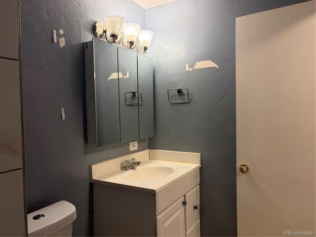 2325 S Linden Ct 215, Denver, CO 80222