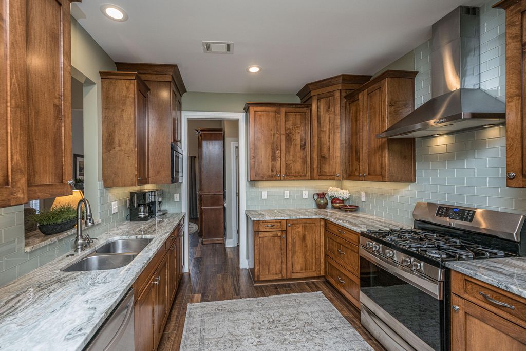 Image 8 of property listing at 102 Amen Corner, Summerville, SC 29483