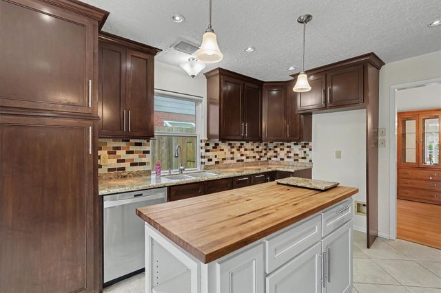 2004 Aberdeen Drive, League City, TX 77573