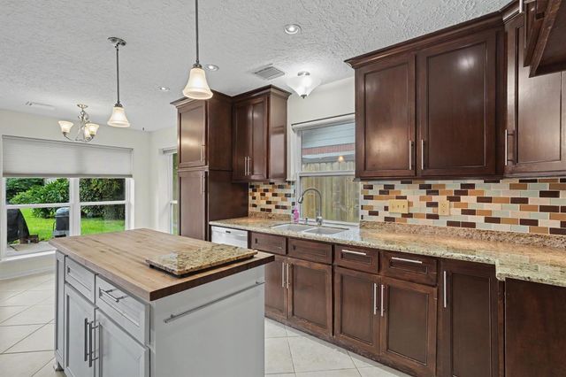 2004 Aberdeen Drive, League City, TX 77573