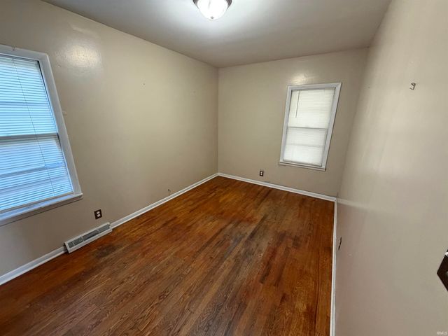 909 E Lawrence Street, Mishawaka, IN 46545