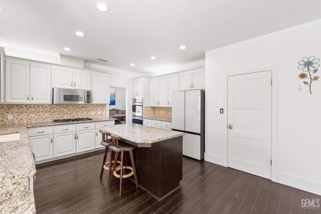 1001 Sungro Way, Bakersfield, CA 93311