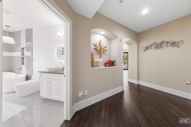 1001 Sungro Way, Bakersfield, CA 93311