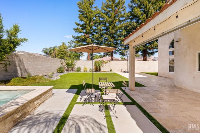 1001 Sungro Way, Bakersfield, CA 93311
