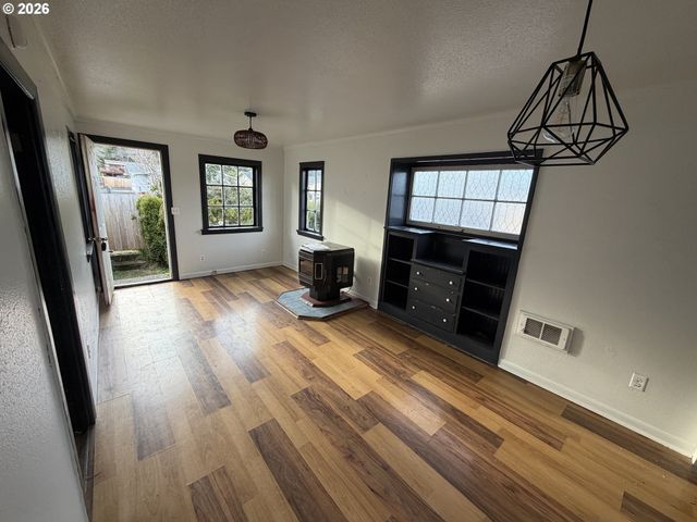 1066 S 8TH St, Coos Bay, OR 97420