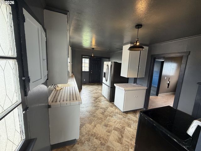 1066 S 8TH St, Coos Bay, OR 97420