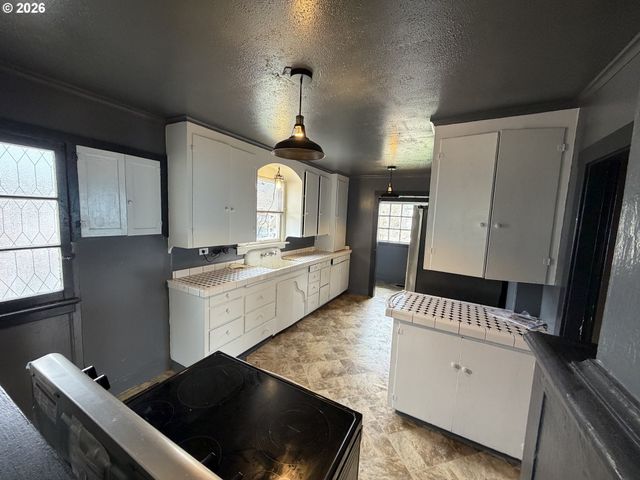 1066 S 8TH St, Coos Bay, OR 97420