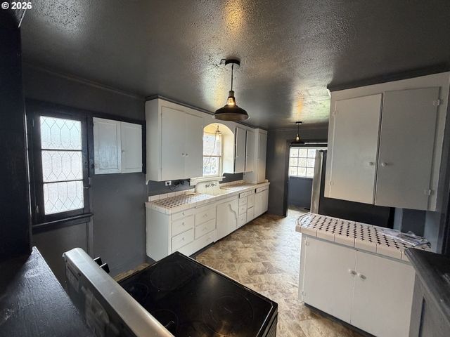 1066 S 8TH St, Coos Bay, OR 97420