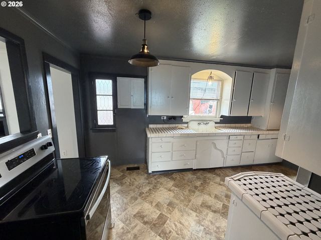 1066 S 8TH St, Coos Bay, OR 97420