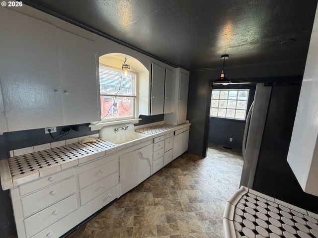 1066 S 8TH St, Coos Bay, OR 97420