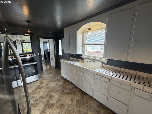 1066 S 8TH St, Coos Bay, OR 97420