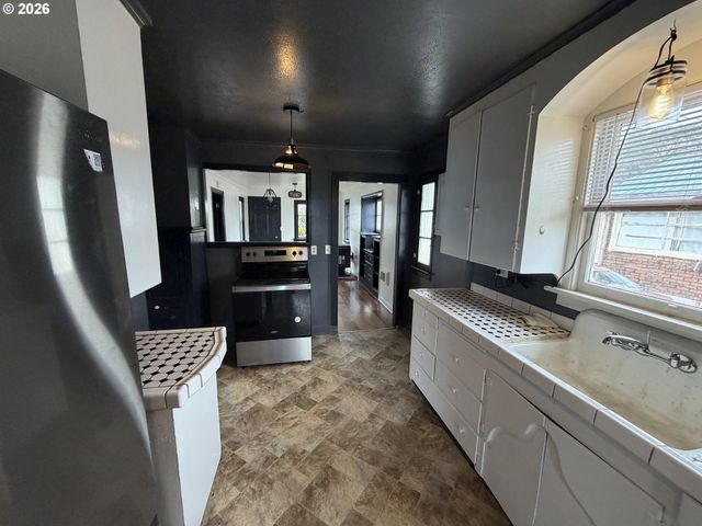 1066 S 8TH St, Coos Bay, OR 97420