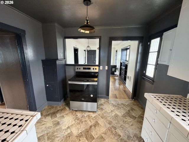 1066 S 8TH St, Coos Bay, OR 97420