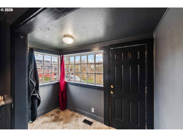 1066 S 8TH St, Coos Bay, OR 97420