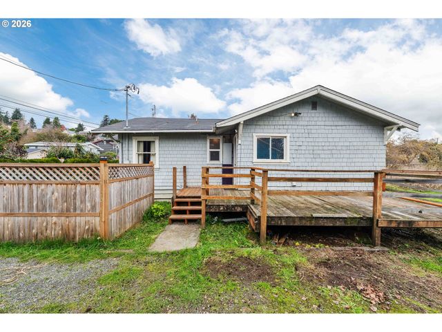 1066 S 8TH St, Coos Bay, OR 97420