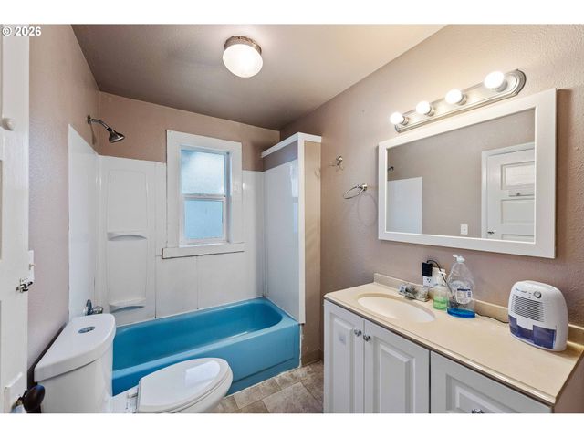 1066 S 8TH St, Coos Bay, OR 97420