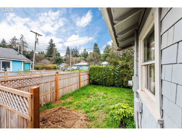 1066 S 8TH St, Coos Bay, OR 97420
