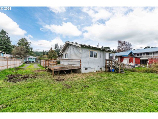 1066 S 8TH St, Coos Bay, OR 97420