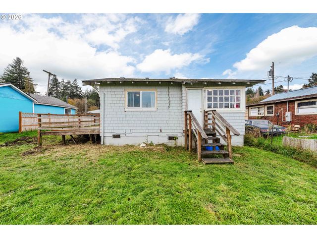 1066 S 8TH St, Coos Bay, OR 97420