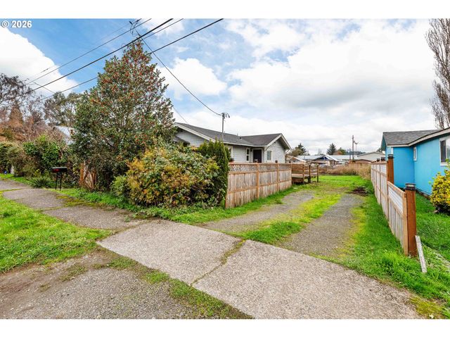 1066 S 8TH St, Coos Bay, OR 97420