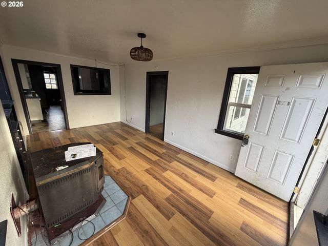 1066 S 8TH St, Coos Bay, OR 97420