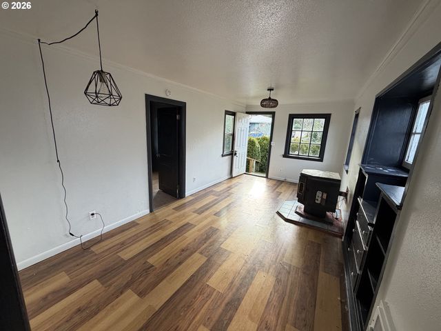 1066 S 8TH St, Coos Bay, OR 97420