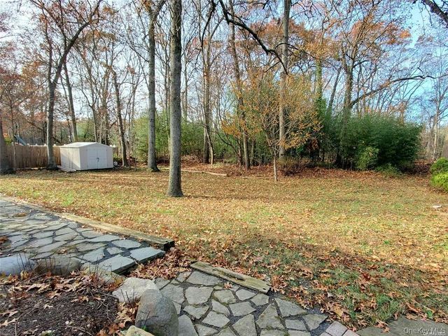 28 Longhorn Lane, East Setauket, NY 11733