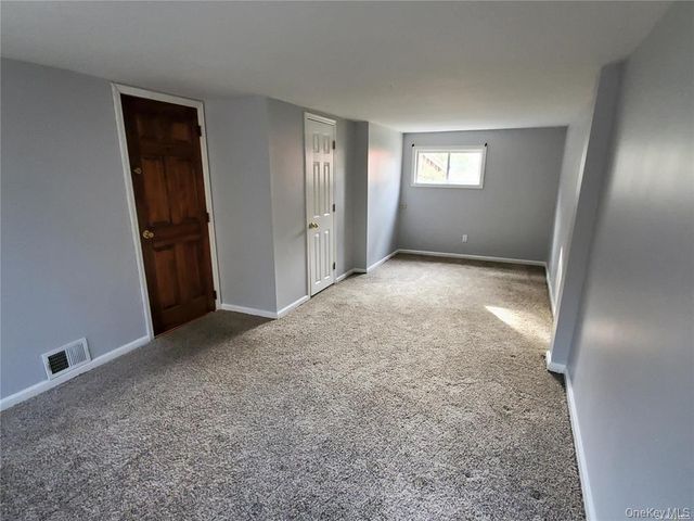 28 Longhorn Lane, East Setauket, NY 11733