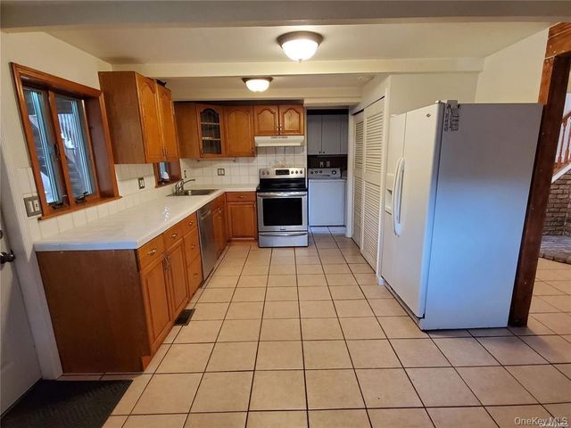 28 Longhorn Lane, East Setauket, NY 11733