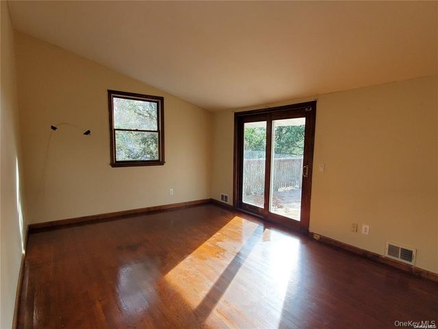28 Longhorn Lane, East Setauket, NY 11733