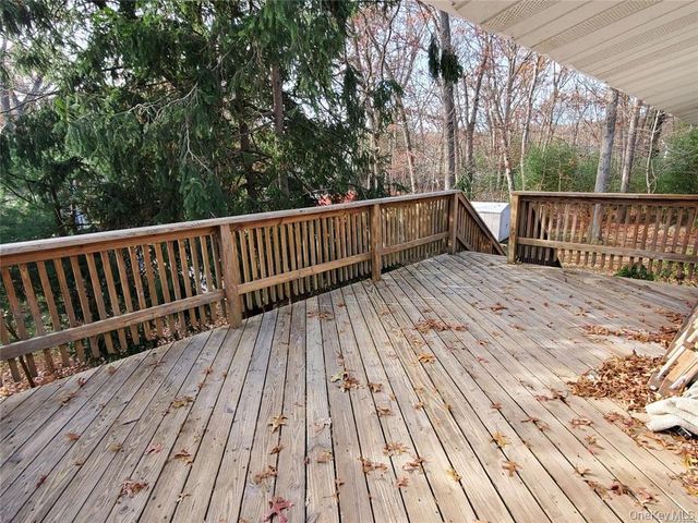 28 Longhorn Lane, East Setauket, NY 11733