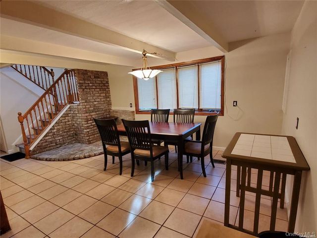 28 Longhorn Lane, East Setauket, NY 11733